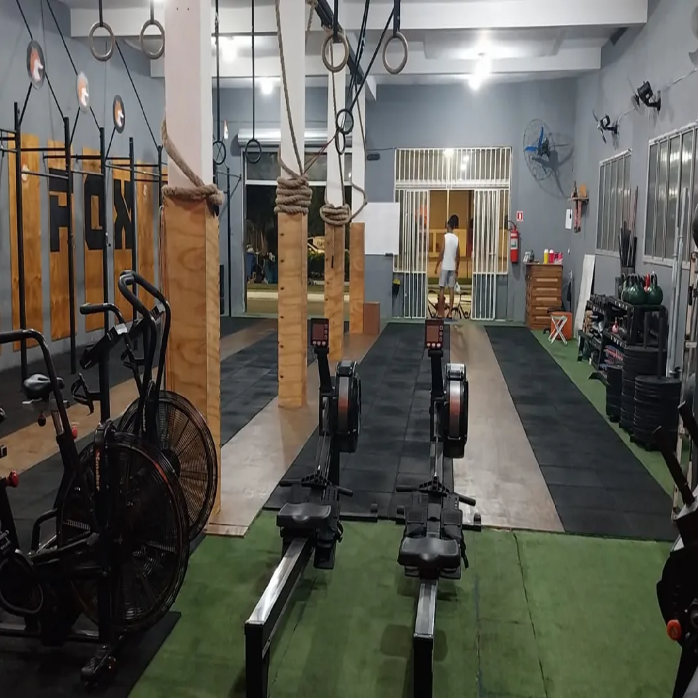 Fox Cross Training em Serra-ES, academia de Cross Training com treino em grupo, musculação e exercícios aeróbicos.